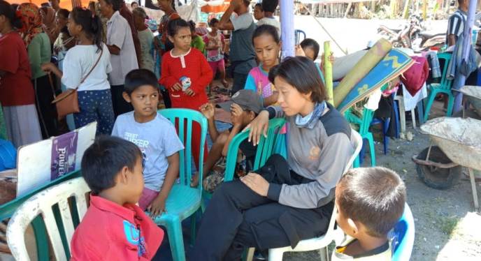 Polwan Polda Sultra saat bersama anak-anak korban gempa dan tsunami Palu, Sulteng, Selasa (9/10/2018), (Foto : Bid Humas Polda Sultra/SULTRAKINI.COM)