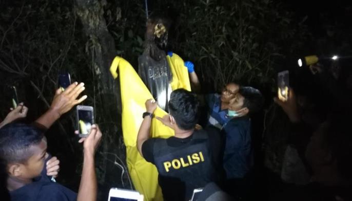 Sosok mayat saat pertama kali ditemukan tergantung di pohon jambu mete, Minggu (14/10/2018), (Foto : Wayan Sukanta/SULTRAKINI.COM)