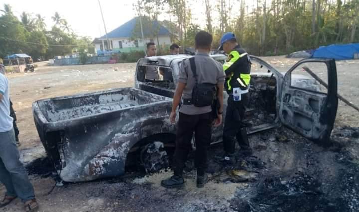 Mobil polisi yang di bakar warga di Desa Lawele, Kecamatan Lasalimu, Kabupaten Buton, Minggu (21/10/2018). (Foto: Istimewa).