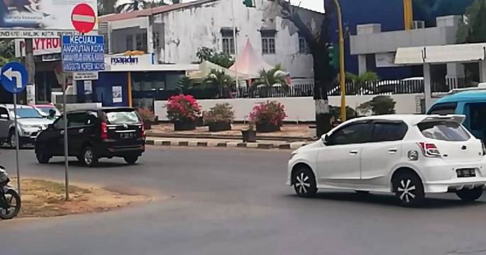 Sejumlah kendaraan pribadi menerobos sistem satu arah di depan Mall Mandonga Kendari, Selasa (30/10/2018). (Foto : Wayan Sukanta/SULTRAKINI.CO)