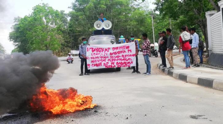 Unjuk rasa penghentian aktivitas PT Barbarina di Mapolda Sultra, Jumat (26/10/2018). (Foto: Wayan Sukanta/SULTRAKINI.COM)