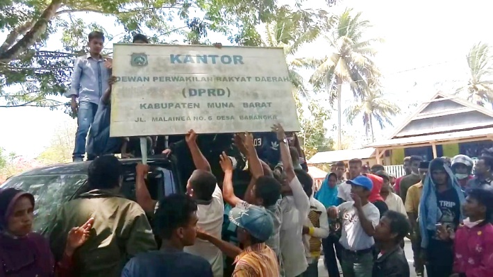 Demonstran copot papan nama Kantor DPRD Mubar lantaran tidak ditemui pihak dewan, Senin (29/10/2018). Foto: Akhir Sanjaya/SULTRAKINI.COM)