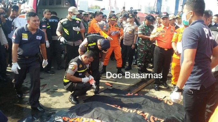 Evakuasi korban jatuhnya Lion Air JT-610. (Foto: Basarnas)