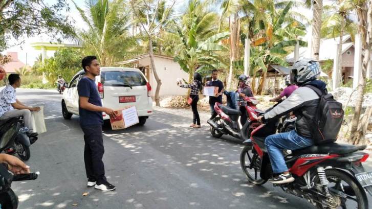 Mahasiswa Wakaotbi menggalang dana untuk korban gempa dan tsunami di Provinsi Sulawesi Tengah, Senin (1/10/2018). (Foto: Amran Mustar Ode/SULTRAKINI.COM)