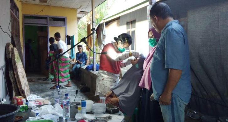 Pelayanan kesehatan gigi gratis warga Kelurahan Watumotobe di Kecamatan Kapontori, Kamis (25/10/2018). (Foto: Zarmin/SULTRAKINI.COM)