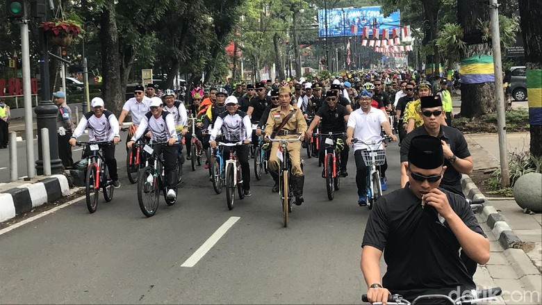 Presiden RI, Jokowi Gowes pakai busana ala Bung Tomo di Hari Pahlawan. (Foto: Detik.com)