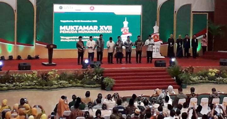 Wakil Presiden RI, Jusuf Kalla disambut oleh Ketum PP Pemuda Muhammadiyah, Dahnil Anzar Simanjuntak pada pembukaan Muktamar ke XVII Pemuda Muhammadiyah. (Foto: Arto Rasyid/SULTRAKINI.COM)