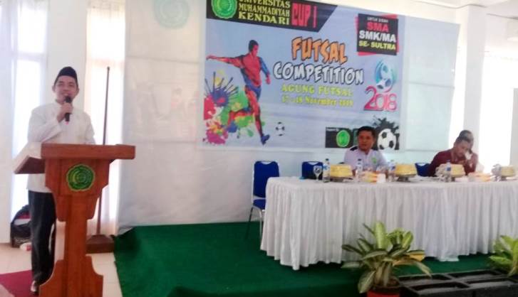Rektor UMK Muhammad Nur, membuka secara resmi Futsal Competition UMK Cap I, Sabtu (18/11/2018). (Foto: UMK)