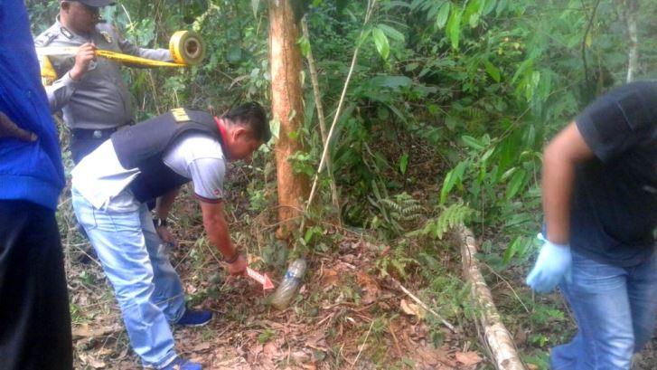 Pihak kepolisian melakukan olah tempat kejadian perkara atas tewasnya La Ode Saine di kebunnya sendiri Desa Kafofoo, Kecamatan Kontukowuna, Muna, Minggu (18/11/2018). (Foto: Istimewa/SULTRAKINI.COM).