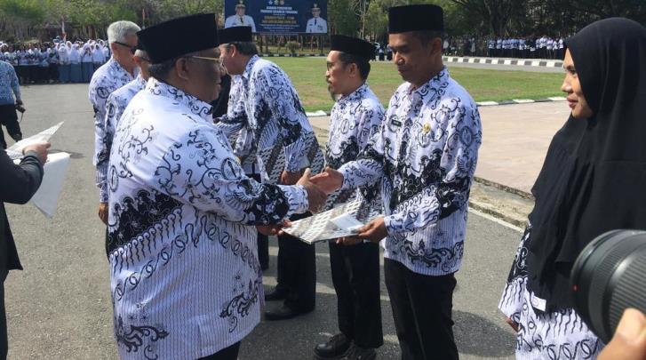 Penyerahan penghargaan kepada guru berprestasi dan berdedikasi 2018 oleh Gubernur Sulawesi Tenggara, Ali Mazi, Senin (26/11/2018). (Foto: Nur Cahaya/SULTRAKINI.COM)