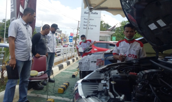 Supervisor PT. Hadji Kalla Cabang Kendari, LM. Yusuf, saat melihat perbaikan mobil customer, Sabtu (10/11/2018). (Foto: Wa Rifin/SULTRAKINI.COM).