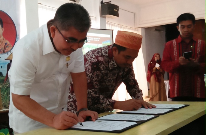 Bupati Butur, Abu Hasan dan Rektor UMK, Muhammad Nur saat menandatangani MoU kerjasama, Senin (12/11/2018). (Foto: Muh Yusuf /SULTRAKINI.COM).