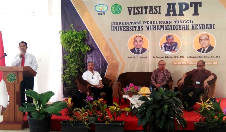 Rektor UMK saat menyambut kedatangan tim asesor BAN-PT. (Foto: Muh Yusuf/SULTRAKINI.COM)