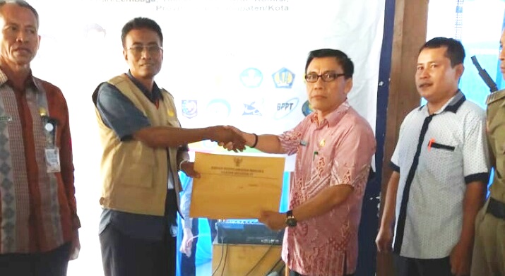 Kepala BKD Konawe, Elison Zainal Ahuddin menerima dokumen hasil tes dari pihak BKN. (Foto: dok pribadi untuk SULTRAKINI.COM)