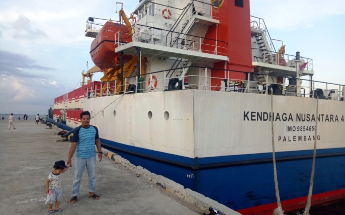 Kapal kontainer Tol Laut saat sandar di Pelabuhan Nusantara Raha beberapa waktu lalu. (Foto: Arto Rasyid/SULTRAKINI.COM)