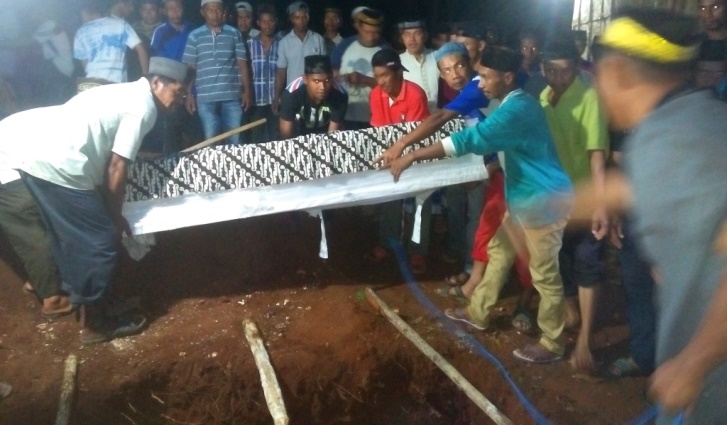 Prosesi pemakaman jenazah Subaeri, korban longsor di Malaysia. (Foto: Ali Tidar/SULTRAKINI.COM)