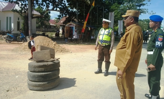 Bupati Buton Tengah, Samahuddin, saat memantau pengerasan jalan Lombe-Tolandona (Foto: Ali Tidar/SULTRAKINI.COM)
