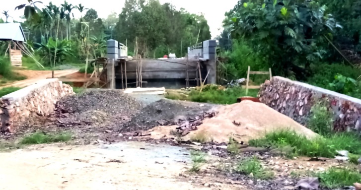 Salah satu aktivitas proyek jembatan di Desa Marobe, Kecamatan Sawerigadi yang diduga tidak memiliki papan informasi. (Foto: Akhir Sanjaya/SULTRAKINI.COM)