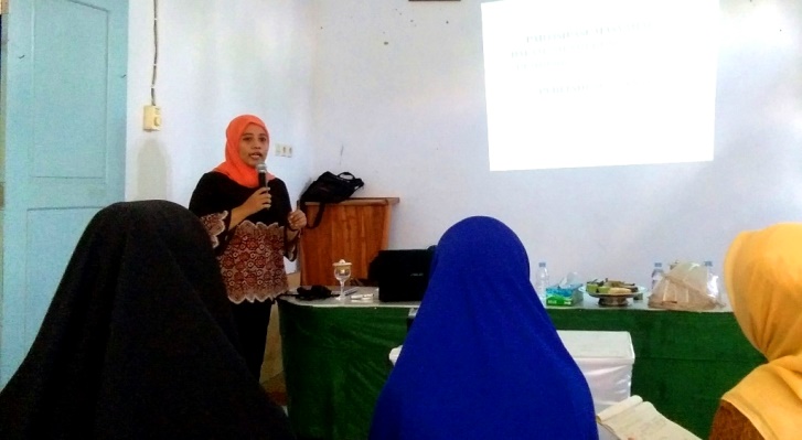 Ketua Forum Puspa Sultra, Hasmida Karim menjelaskan tujuan kerja dari organisasi yang ia nakhodai kepada peserta diskusi program kampung sinergi, Kamis (22/11/2018). (Foto: Mas Jaya/SULTRAKINI.COM)