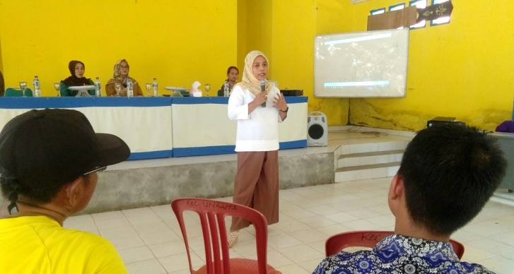 Ketua Forum Puspa Sultra, Hasmida Karim saat memberikan arahan kepada para peserta diskusi terarah terkait program perlindungan anak (Foto: Mas Jaya/SULTRAKINI.COM)