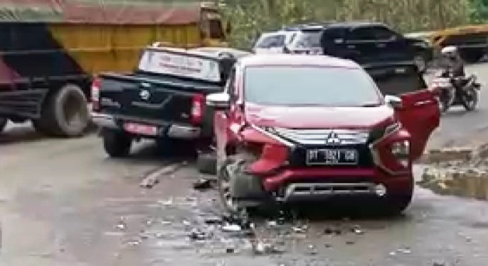 Kendaraan Dinas Wakil Wabup, Muh Jayadin (hitam) Kolaka saat terlibat kecelakaan di Bukit Simbune, Kecamatan Mowewe, Kabupaten Kolaka, Rabu (28/11/2018). (Foto: Istimewa)