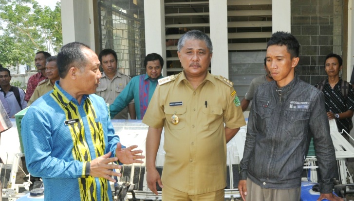 Bupati Konawe, Kery Saiful Konggoasa (tengah) bersama Kadis Pertanian dan Hortikultura, Syahrudin (kiri). (Foto: Mas Jaya/SULTRAKINI.COM)
