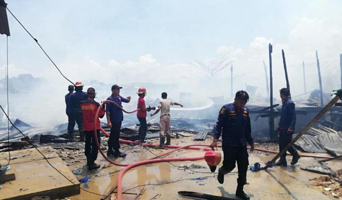 Suasana rumah warga terbakar pada Jumat, (2/11/2018) siang. (Foto: Wayan Sukanta/SULTRAKINI.COM)