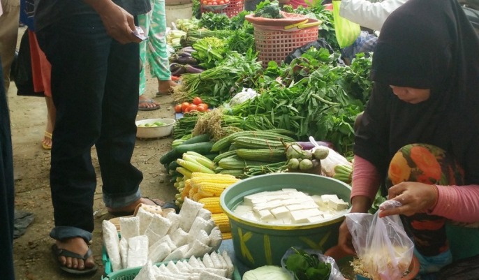 Pedagang sayur disalah satu pasar Kendari. (Foto: Rifin/SULTRAKINI.COM)
