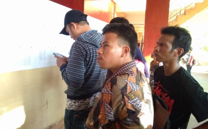 Pengunjung yang lihat hasil SKD di papan pengumuman, di Gedung Maedani, Kota Buubau pada Jumat, (2/11/2018). (Foto: Zarmin/SULTRAKINI.COM)