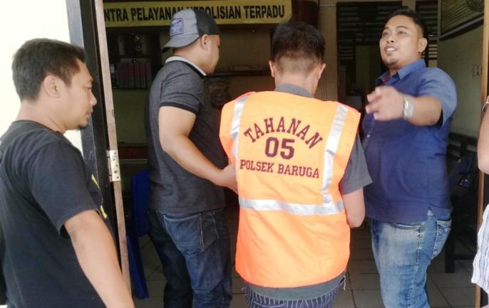 Anggota TNI gadungan saat diamankan di Mapolsek Baruga, Selasa (6/11/2018), (Foto : Wsyan Sukanta/SULTRAKINI.COM)
