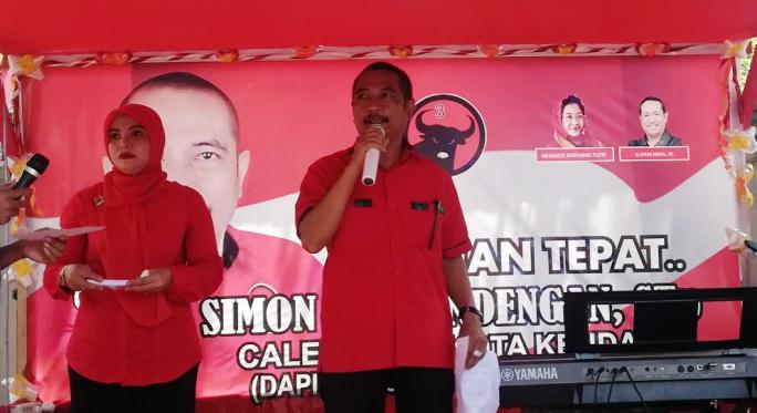 Simon Takandeang, pendiri posko pemenangan caleg DPRD kota Kendari, Rabu (14/11/2018). (Foto : Wayan Sukanta/SULTRAKINI.COM).