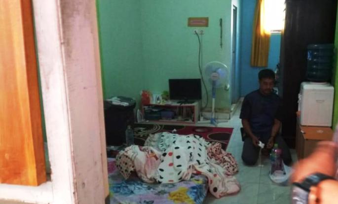 Jenazah korban saat ditemukan pertama kali di kamar kosnya di Lorong Renbis, Jalan Wayong, Kecamatan Mandonga, Kota Kendari, Sabtu (17/11/2018). (Foto : Wayan Sukanta/SULTRAKINI COM)