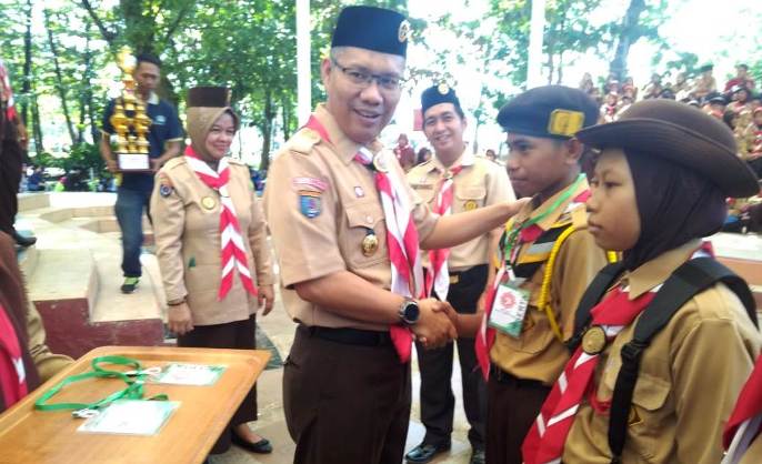 Ketua Kwartir Gerakan Pramuka Kota Kendari, Sulkarnain, saat membukaan HKN Days Scout Competition, Minggu (18/11/2018). (Foto : Hasrul Tamrin/SULTRAKINI.COM)
