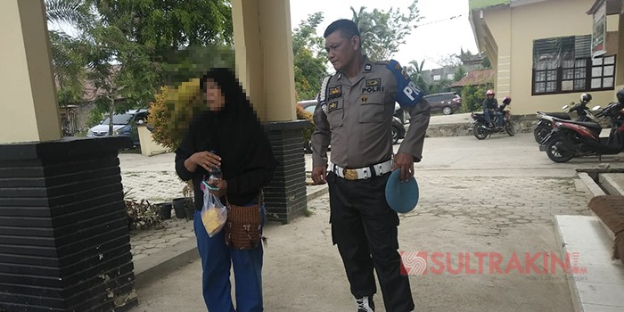 Pelaku saat diamankan di Polsek Mandonga, Rabu (21/11/2018). (Foto : Wayan Sukanta/SULTRAKINI.COM)