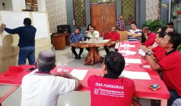 Pertemuan dan koordinasi tim pemenangan Simon Takandeang, Jumat (29/11/2018), (Foto : Wayan Sukanta/SULTRAKINI.COM)