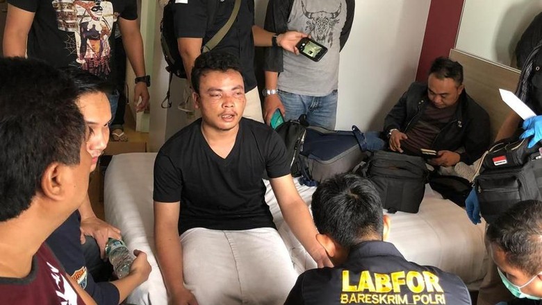 Dijadikan Tersangka, HS Mengaku Bunuh Satu Keluarga di Bekasi Pakai Linggis (foto: Detiknews)