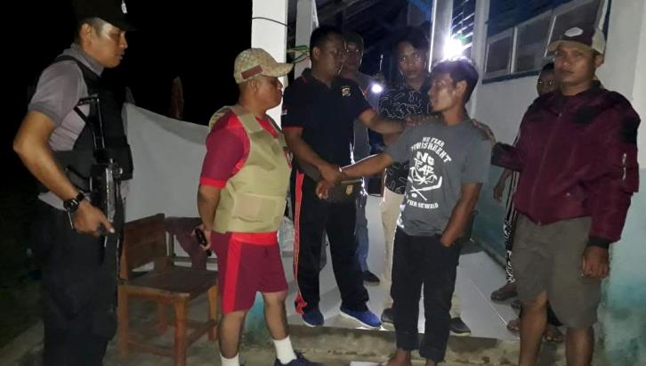 Penangkapan pelaku dipimpin Kapolsek Rumbia, IPTU Muhammad Nur Sultan pada Rabu (7/11/2018) malam. (Foto: Polsek Rumbia/SULTRAKINI.COM)
