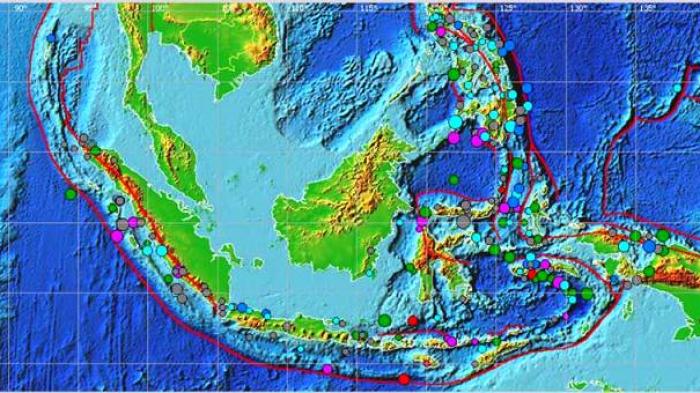 Penemuan lempeng bumi di wilayah Indonesia garis warna merah yang menyebabkan Indonesia menjadi Wilayah Potensial Gempa Tektonik (Foto: Tribunjogja.com)