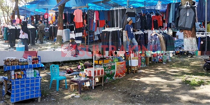 Sejumah pedagang menjajakan dagangannnya di sekitar lokasi pertandingan Porprov Sultra di Kabupaten Kolaka. (Foto: Dok.SULTRAKINI.COM)