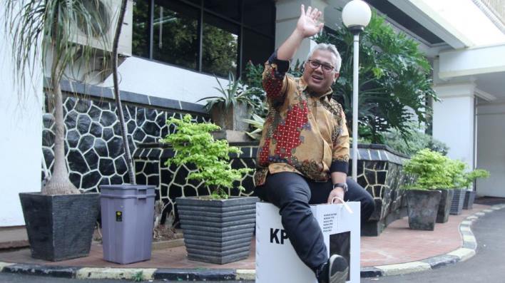 Ketua KPU RI, Arief Budiman, menduduki kotak suara yang terbuat dari karton tebal kedap air di Kantor KPU RI, Jakarta, Senin (17/12). (Foto: Antara)