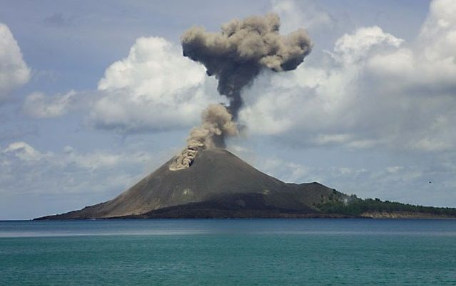 Usai Tsunami Anak Krakatau Terus Erupsi, BNPB Minta Warga Waspada ( foto: IDN TIMES)
