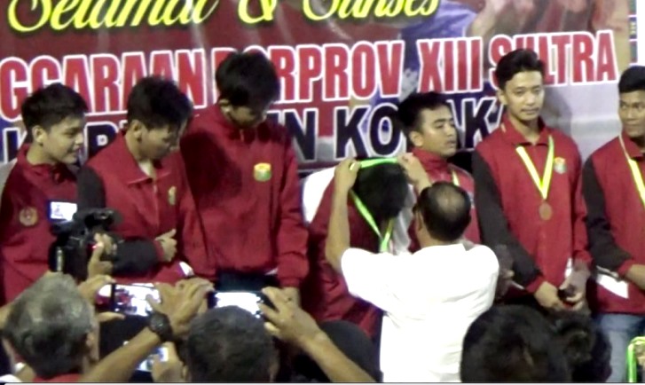 Wakil Bupati Kolaka, Muh. Jayadin saat mengalungkan medali kepada para juara di Porprov Sultra ke XIII. (Foto: Muh Yusuf /SULTRAKINI.COM)