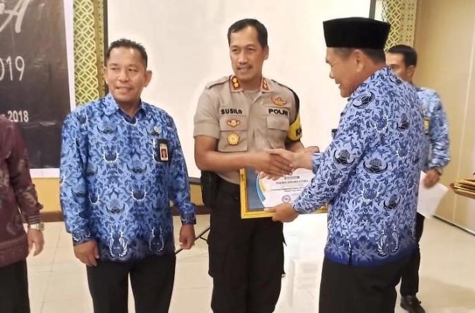 Kapolres Kolut, AKBP Susilo Setiawan SIK saat merima penghargaan anggaran terbaik I dari KPPN 156 Kolaka, Senin (17/12/2018). (Foto Istimewa)