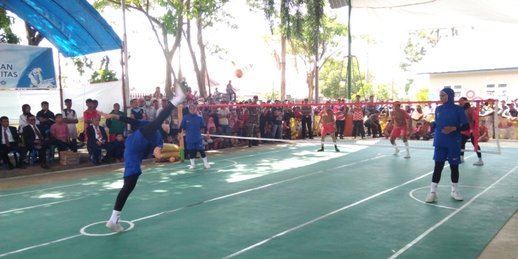 Suasana pertandingan sepak takraw putri Kendari melawan Konawe di Porprov Sultra ke XIII, Kamis (6/12/2018). (Foto: Muh Yusuf/SULTRAKINI.COM)