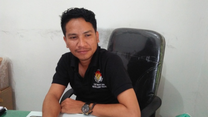 Komisioner KPU Kabupaten Buton, Hikarni Ali. (Foto: La Ode Ali/SULTRAKINI.COM)