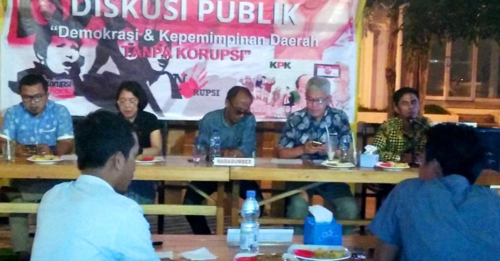 Diskusi publik yang dilaksanakan Pusdaya Indonesia sehubungan pemberantasan korupsi, Rabu (19/12/2018). (Foto: Muh Yusuf /SULTRAKINI.COM)