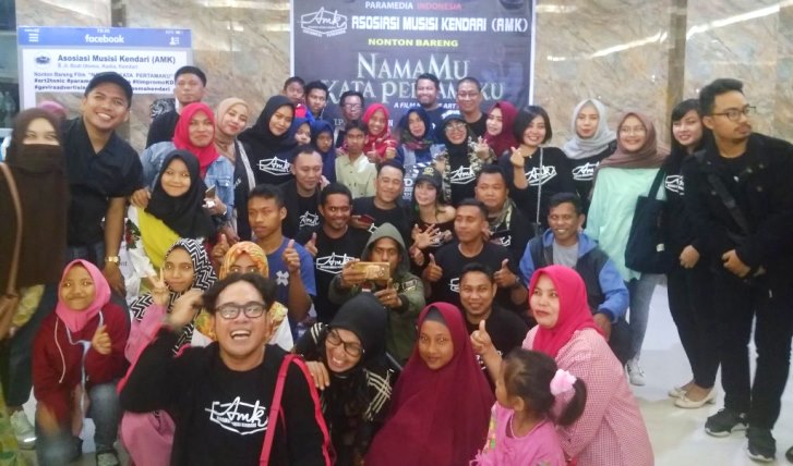 Asosiasi Musisi Kendari usai menggelar nonton bareng film Mamamu Kata Pertamaku di bioskop di Kota Kendari, Jumat (30/11/2018). (Foto: Hasrul Tamrin/SULTRAKINI.COM)