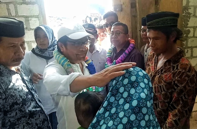 Anggota Komisi V DPR-RI, Ir. Ridwan Bae saat menyapa keluarga La Hamuju salah satu warga yang mendapat BSPS di Desa Watombura. (Foto: Arto Rasyid/SULTRAKINI.COM).