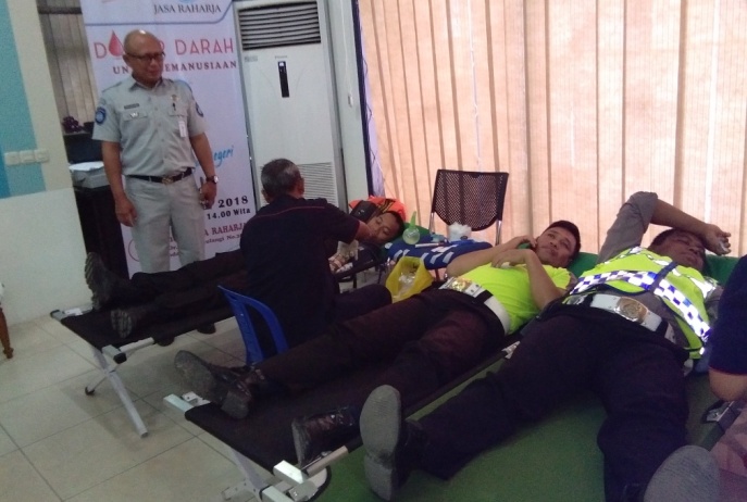 Kepala Unit operasional dan Humas PT Jasa Raharja Cabang (Persero) Cabang Kendari, Iyan Supiani, memantau aksi mendonor darah. (Foto: La Ismeid/SULTRAKINI.COM).