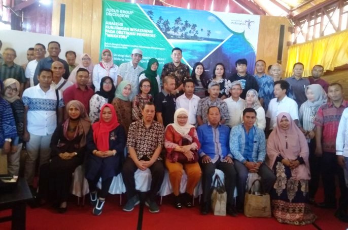 Foto bersama usai FGD analisis kunjungan wisatawan pada destinasi prioritas Wakatobi yang diselenggarakan oleh Kementerian Pariwisata, Jumat (21/12/2018). (Foto: Hasrul Tamrin/SULTRAKINI. COM)